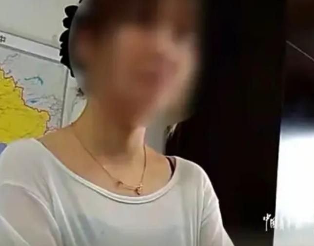 安徽宣城，一名女子驾驶临牌新车出门，先后闯过两个红灯，随后又驶入对向车道逆行。