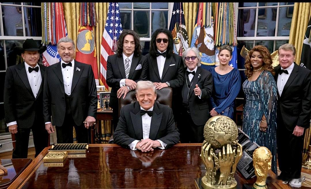 硬汉史泰龙在总统办公室和特朗普合影！