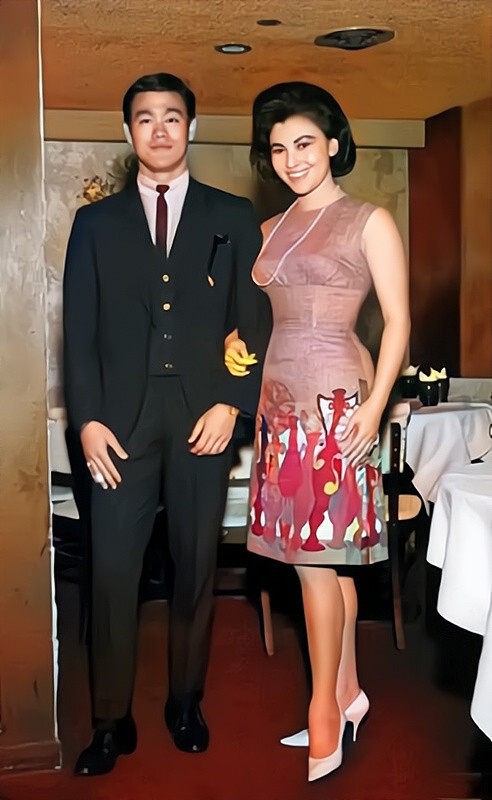 50年代，李小龙给张仲文做私人保镖时的合影，当时的李小龙初出茅庐，而张仲文已是邵