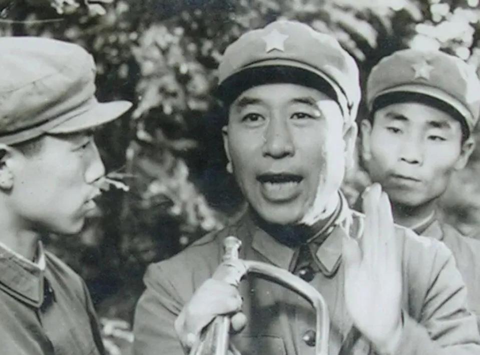 1951年1月3号的朝鲜釜谷里战场上，指导员、排长都牺牲了，连长厉凤堂也被子弹打