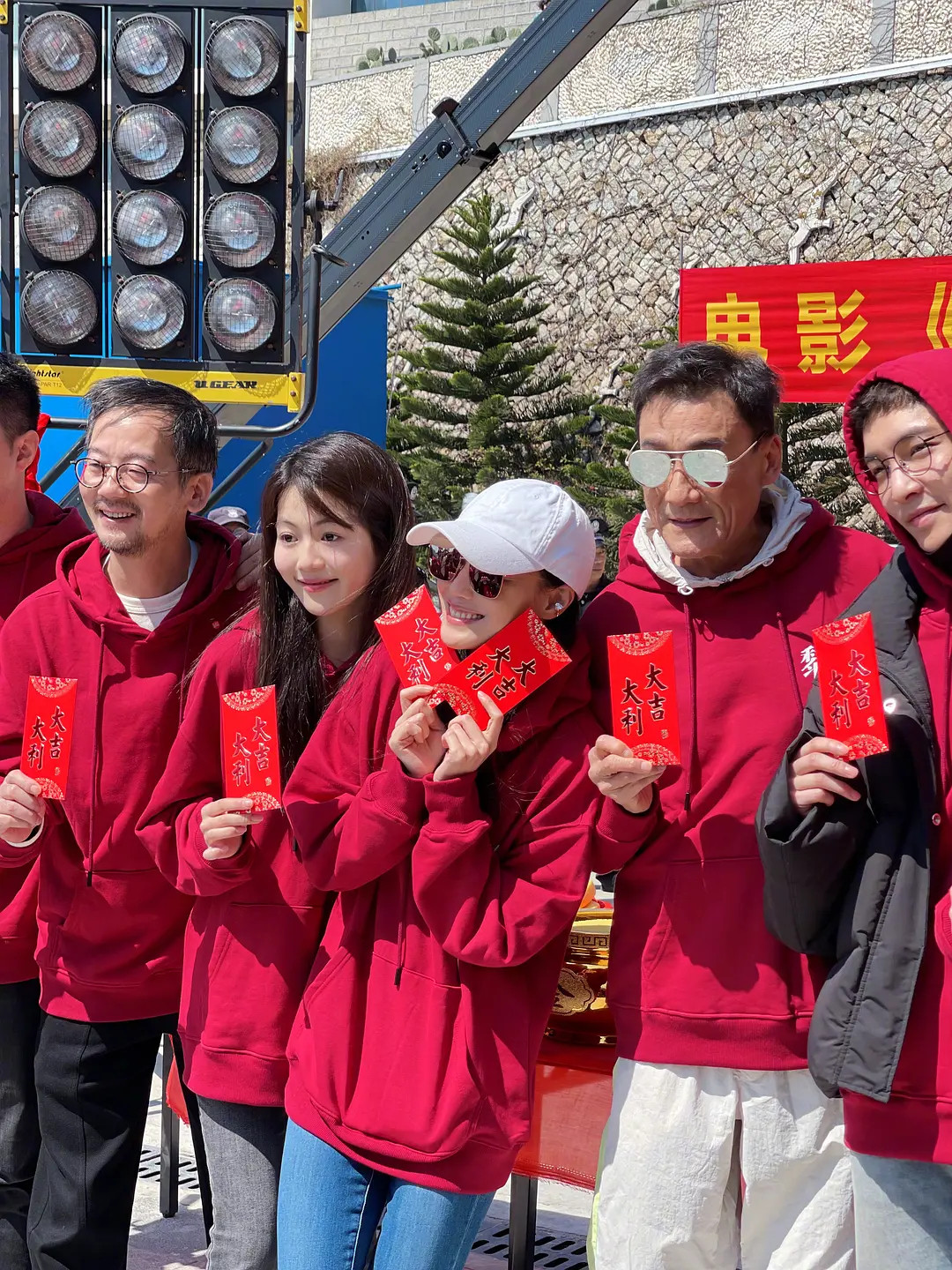 张艺兴的职业生涯最值得关注的地方，不是百亿票房本身，而是他完成了从顶流偶像到电影