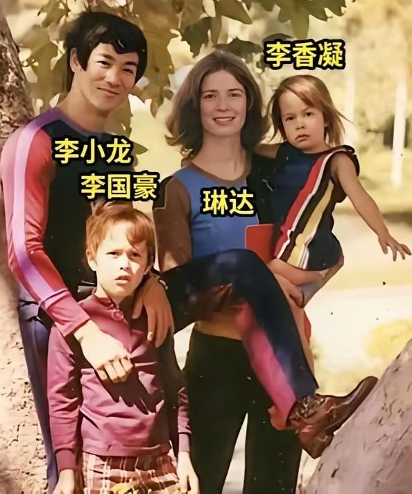 1973年，李小龙刚去世不久，他的徒弟汤姆就与自己新婚的妻子匆匆离婚，转而追求师