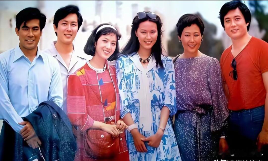仔细看，80年代演员合影照。纯素颜，衣服都是那个年代的标记，认出了朱时茂，唐国强