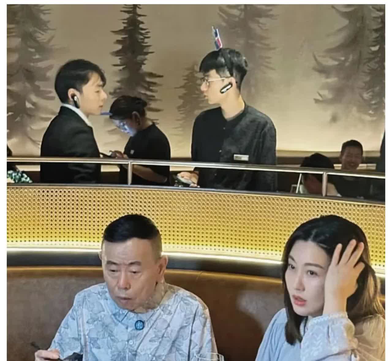 潘长江与女儿北京亮相下馆子，打扮超年轻颜值几十年如一日！
