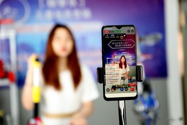 虚拟舞台上的造星革命:为什么人人都有机会成为