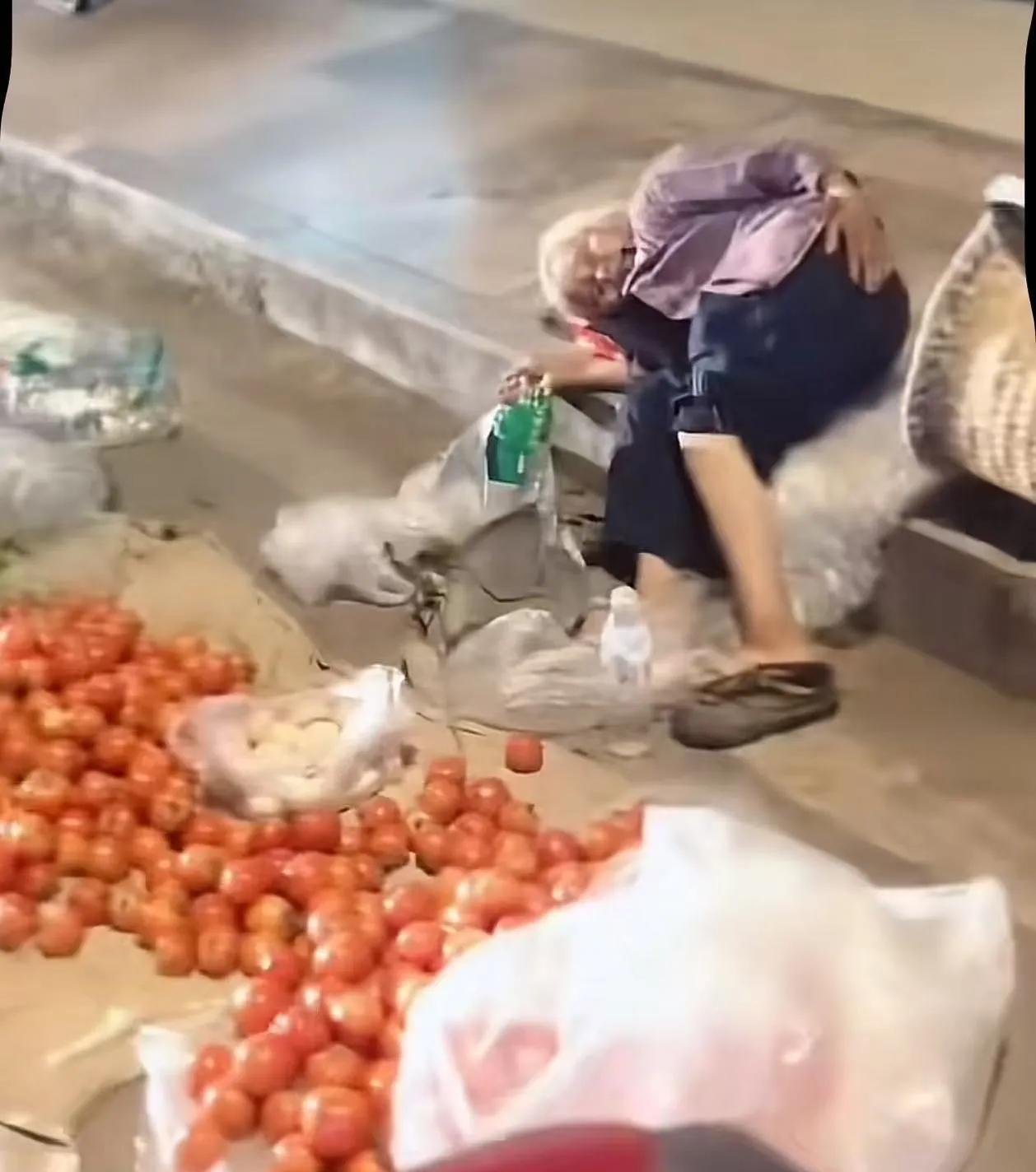 令人心酸！深夜，男子回家路上看到一个白发老奶奶躺在地上睡觉，地上还摆着一堆蔬菜。