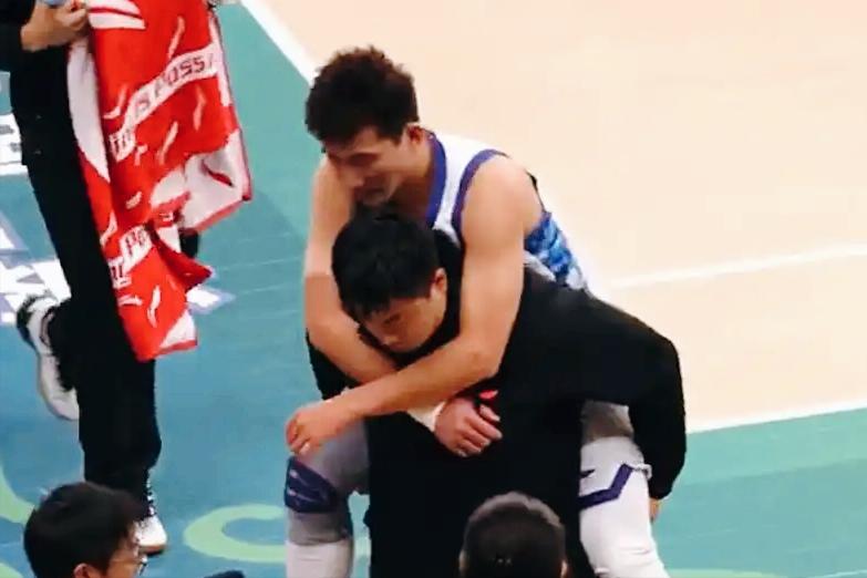 CBA俱乐部杯看不上？孙铭徽打了不到5分钟伤退，广厦根本都没给胡金秋和布朗报名。