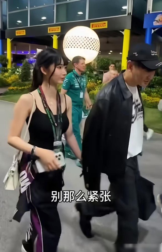 44岁林俊杰拉着20多岁女友的手，在F1赛场外散步，被拍了个正着。他妈就在旁边，没拦着。网友吵翻了，