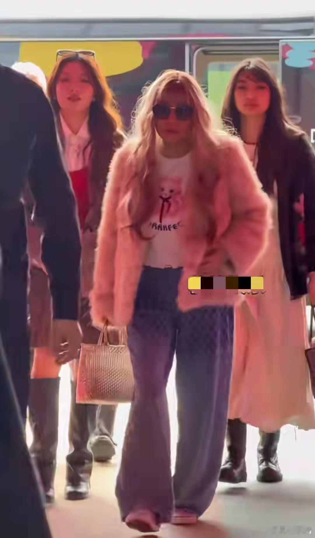 57岁张蔷首度带俩女儿走红毯，俩闺女又高又漂亮，长得像双胞胎​​​