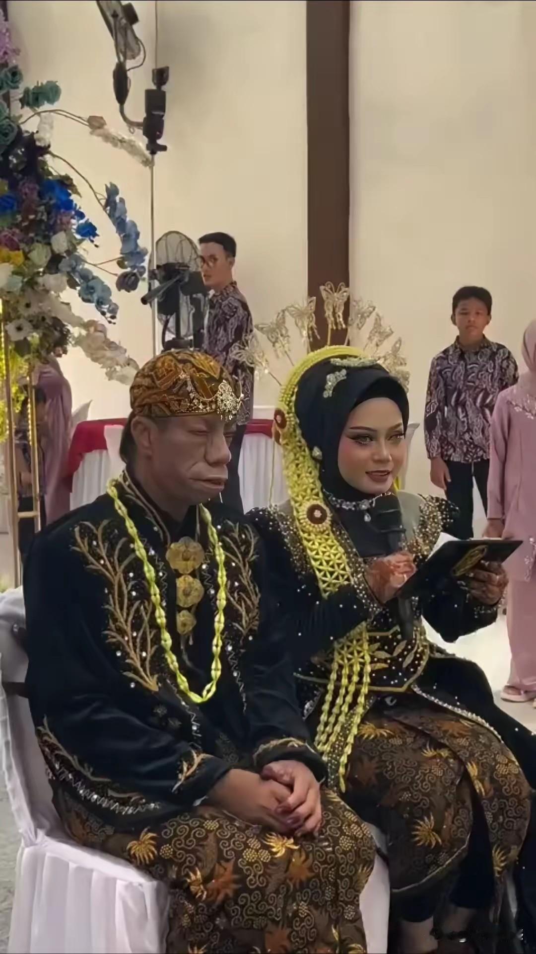 这个新郎长的还是比较有特点，看上一眼就留下了深刻的记忆，老话说的好，奇人必有奇相