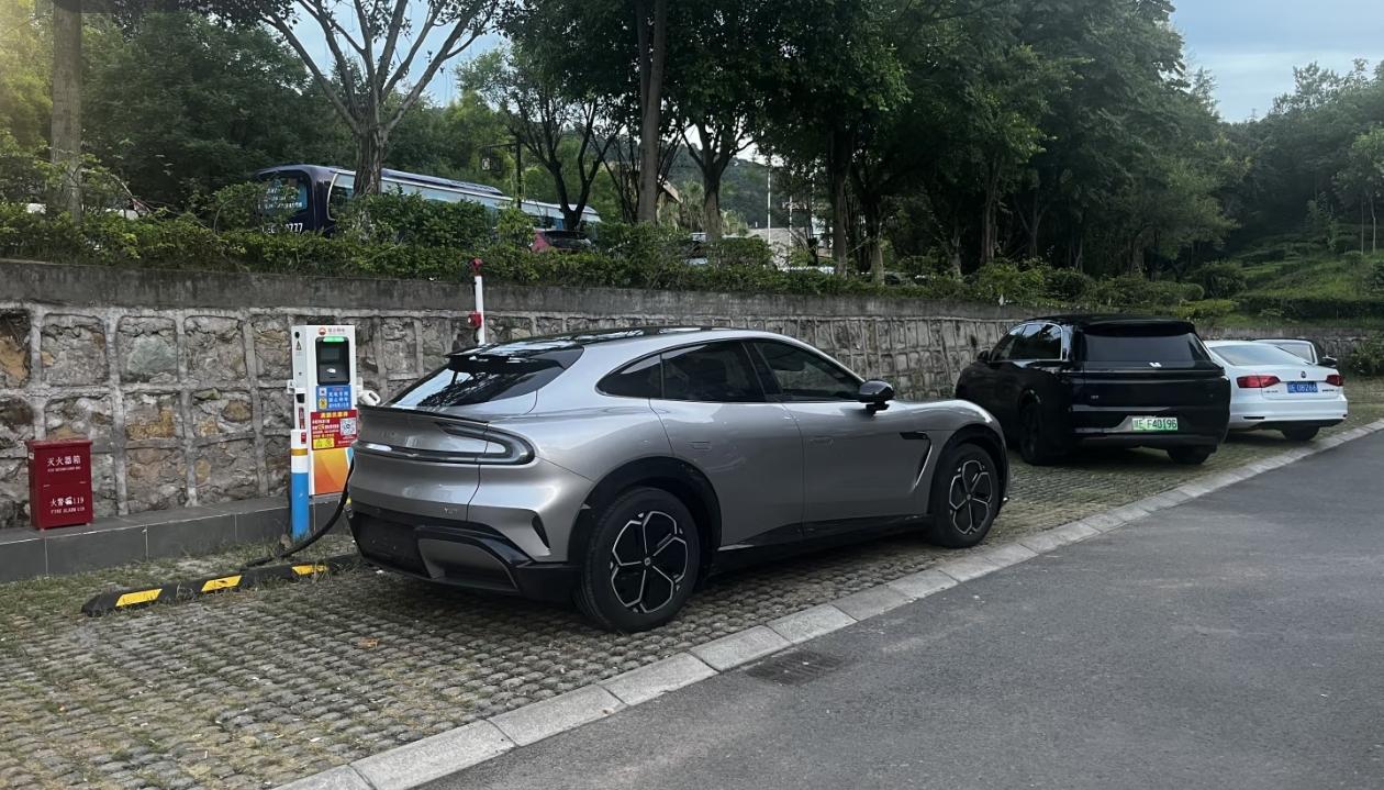 这画面里，至少一台车，停的方式不对！​​​