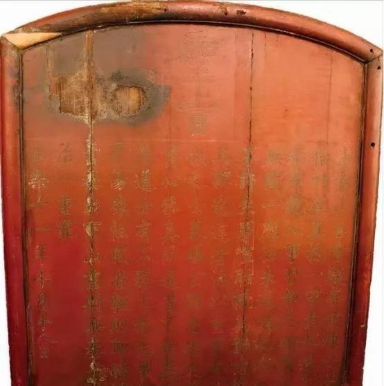 1983年秋，湖北武当山，赤脚医生李保民正上山采药，经过一处坟地时，他突然听到吱