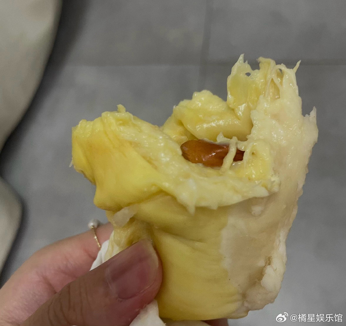 吃完的榴莲别急着扔提醒大家，吃完的榴莲别急着扔。别白白丢掉外壳，生活小技巧学起来