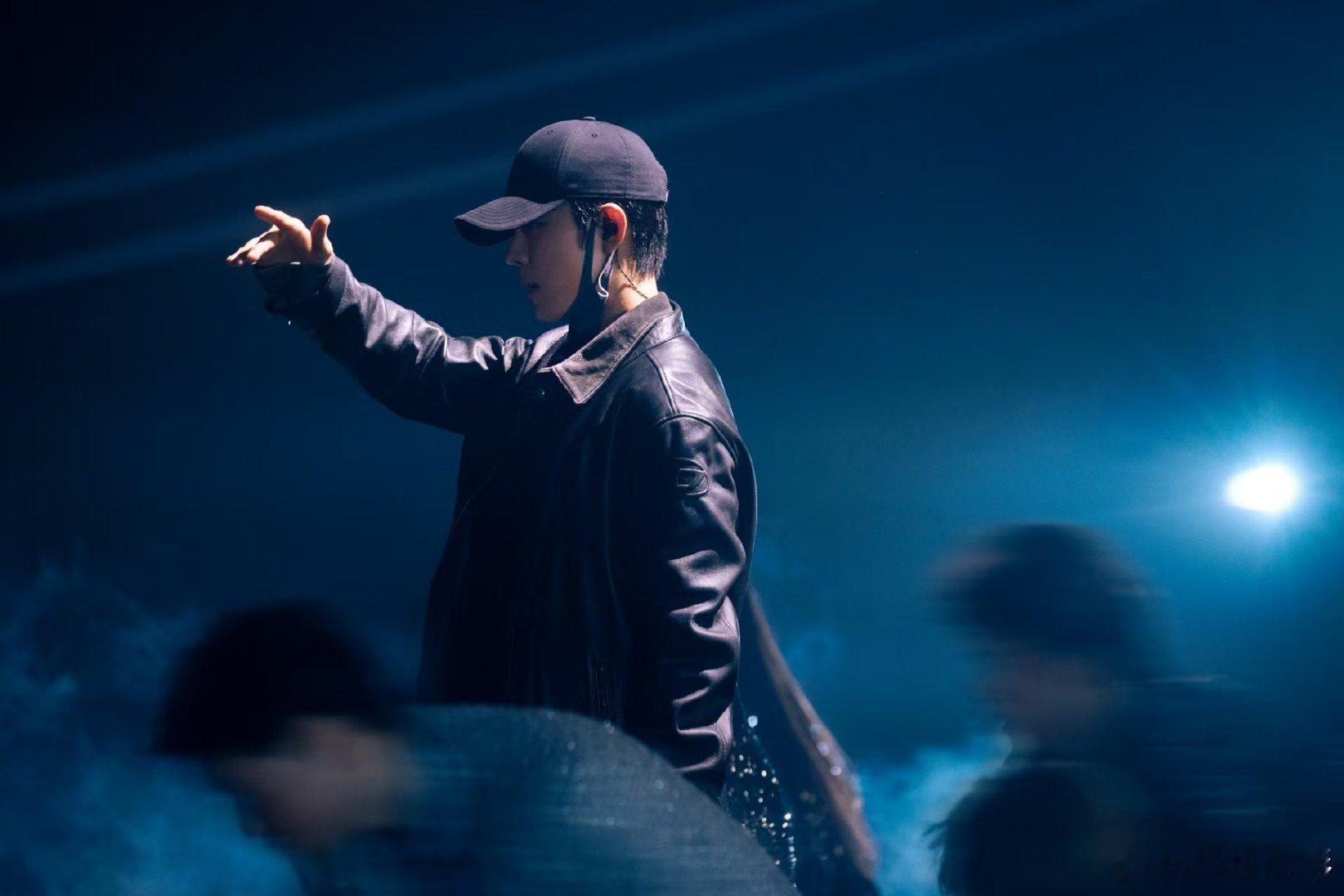 肖战卷毛梦回机场神图肖战梦回机场神图明星跨年出图，他怎么都不会老