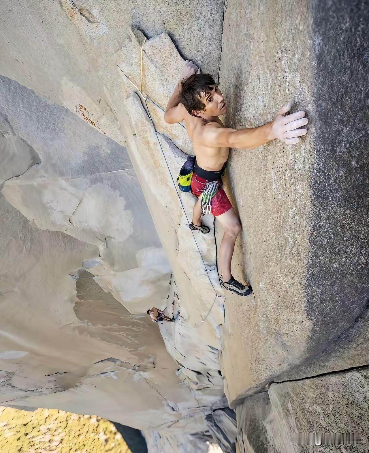 亚历克斯平时是怎么训练的？看他训练时所爬的这个岩石，本身就是一个90度的直角，上