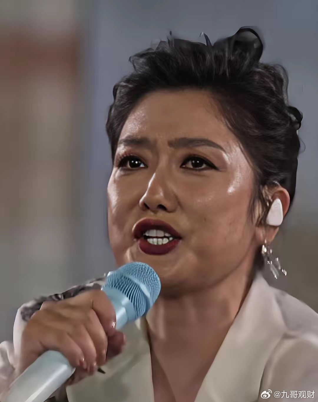 凤凰传奇长沙演唱会把玲花和曾毅两个人热得面目全非脸上的妆都花了，看上去一下子衰老