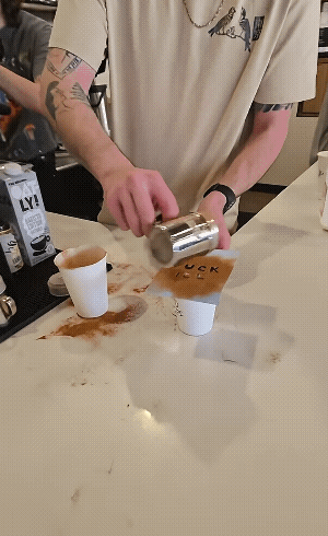 美国民众又雄起，用咖啡战胜ICE。这几天北美懦夫也是恼羞成怒，以往灯塔国民的身份