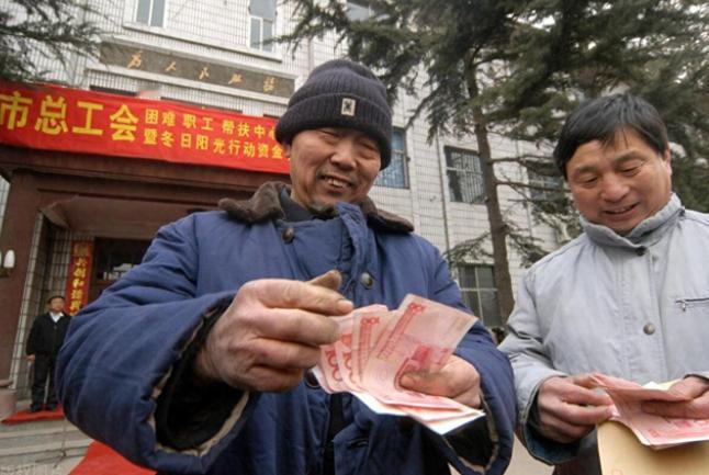 为什么刺激消费总是屡屡失败？有专家坦言，刺激消费，必须给穷人发钱。8月21日财政