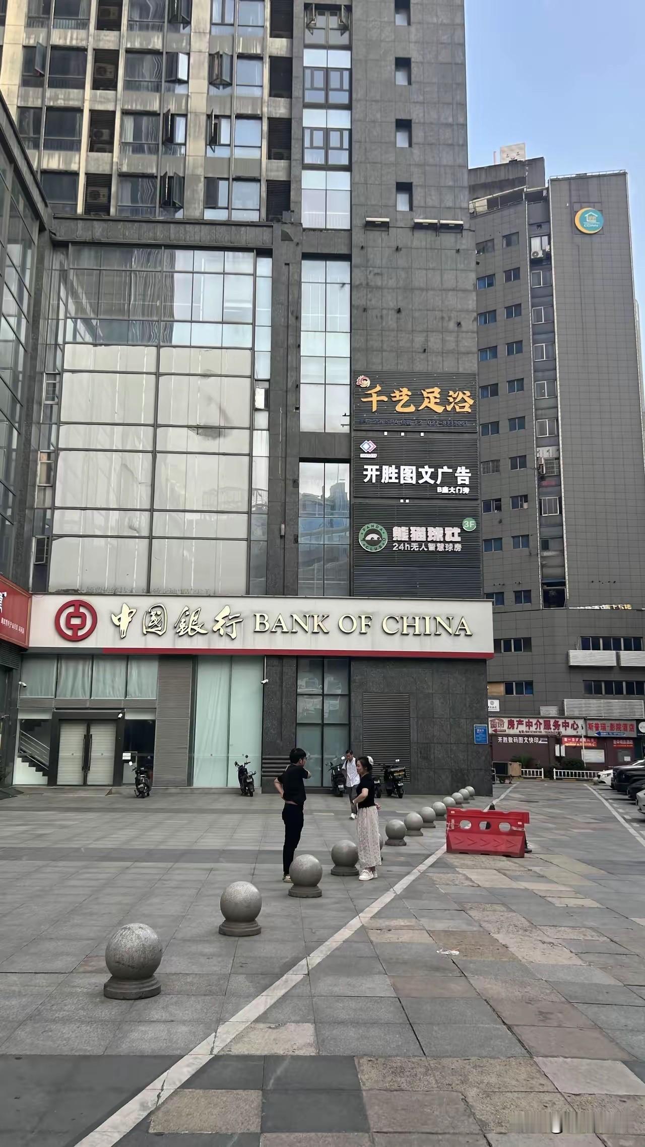 现在大家满意了吧？网贷平台几乎是全军覆没。从上个月开始啊，很多平台都陆陆续续宣布