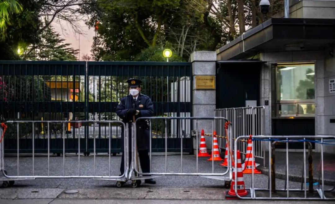 重磅！日本自卫队官员携刀闯中国使馆，日本通报调查结果昨天上午，一个自称日本