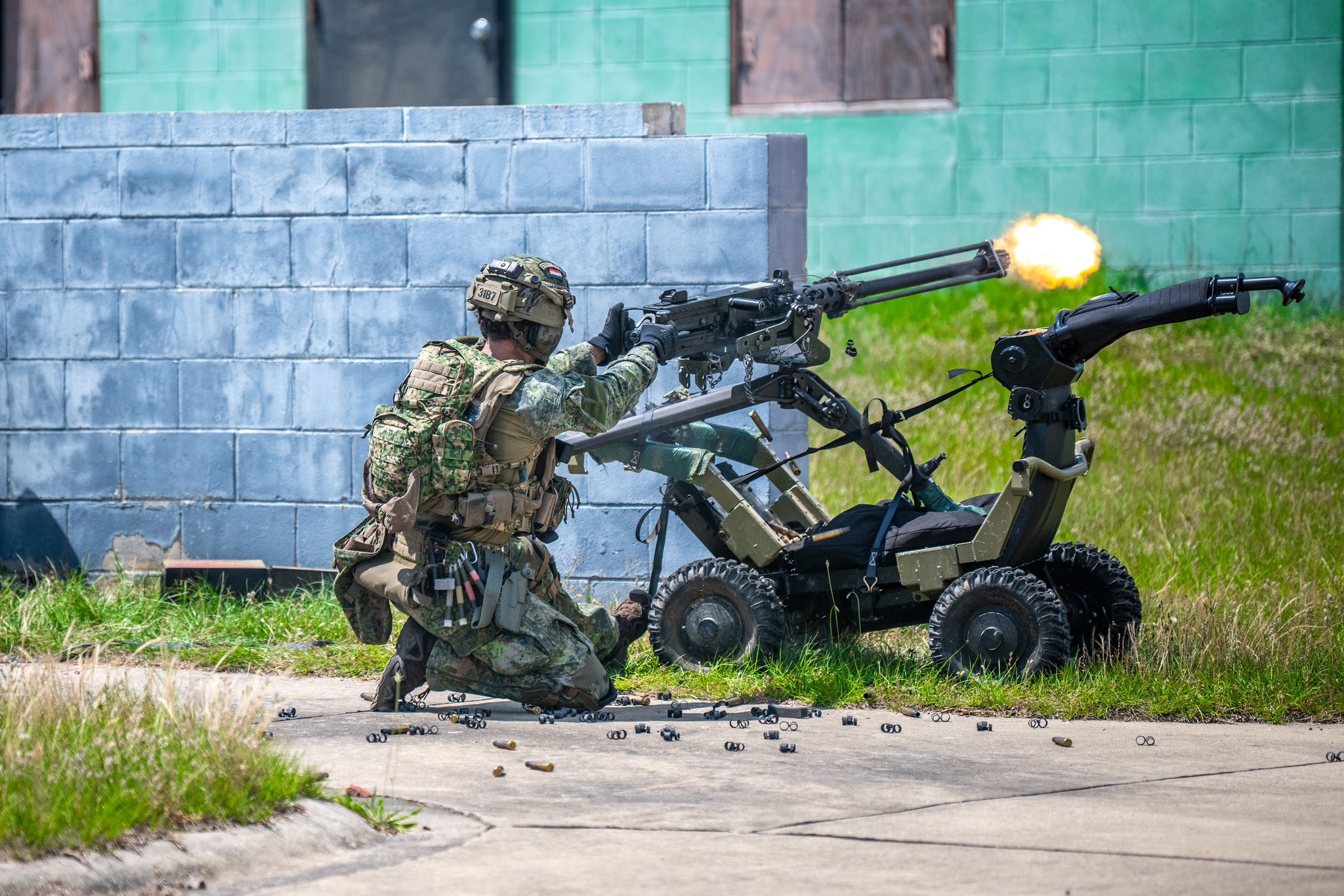 每天认识一件兵器2025年美国陆军远征战士试验，荷兰步兵使用以色列“野鹅”(