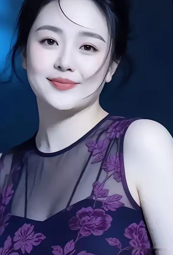 南乡子·紫袂芳颜紫袂凝芳，浅扬眉黛韵悠长。一缕柔风吹鬓畔，温婉，静把清妍