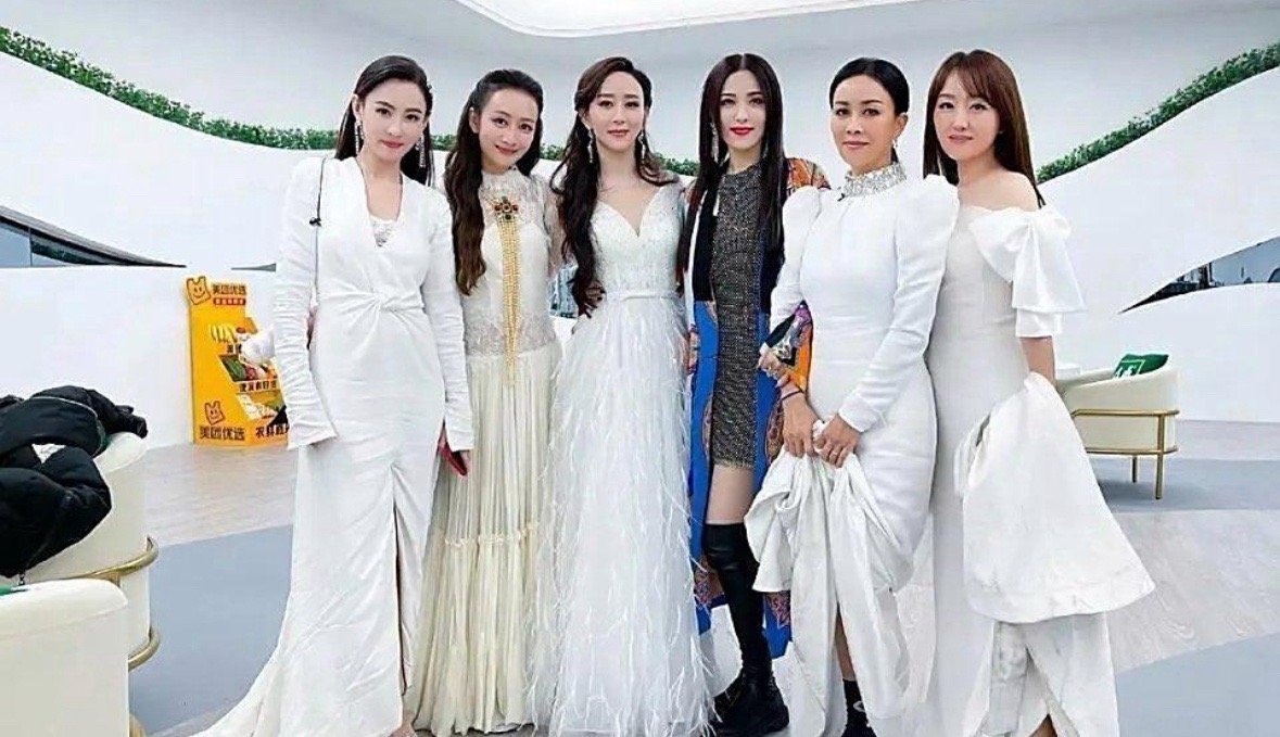 曾黎有大家吹的这么美吗，一看合照就知道了​​​