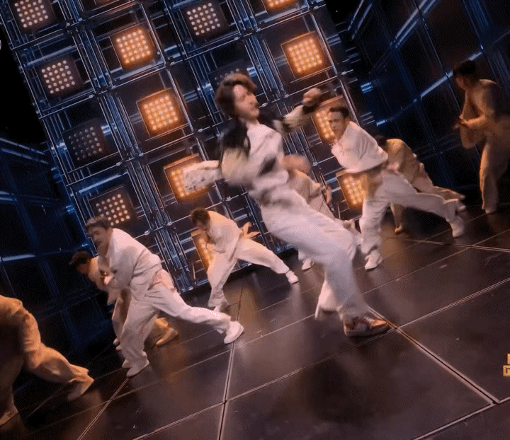 王一博春晚那记扫堂腿，不是精心设计的舞台效果，而是实务？有没人看王一博跳