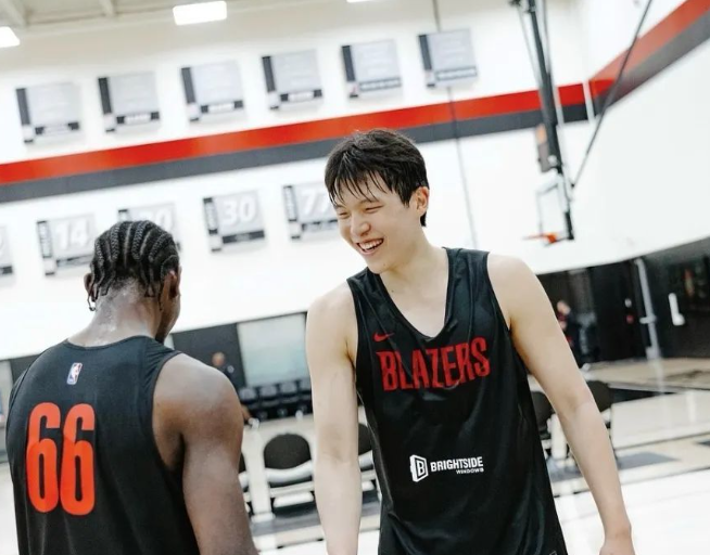 杨瀚森今天真正的问题和要改进的地方，这场不差，起码以三中锋来看绝对合格。问题还是