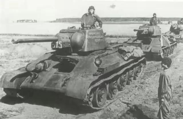 1942年11月23日，斯大林格勒城外的冰天雪地里，苏军的坦克先头部队成功会师。