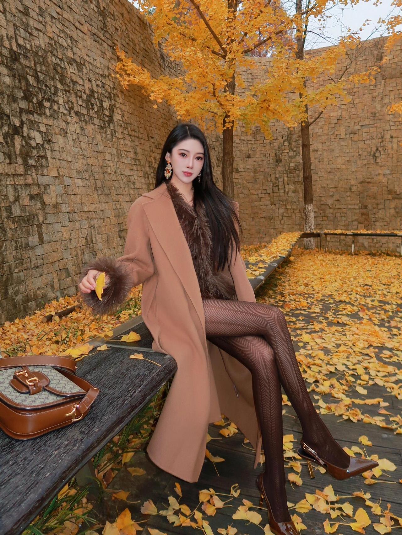 来自冬日里的秋画🍂偶遇一片超美银杏地🍂，赶上银杏最后的尾巴，满地金黄，绝绝
