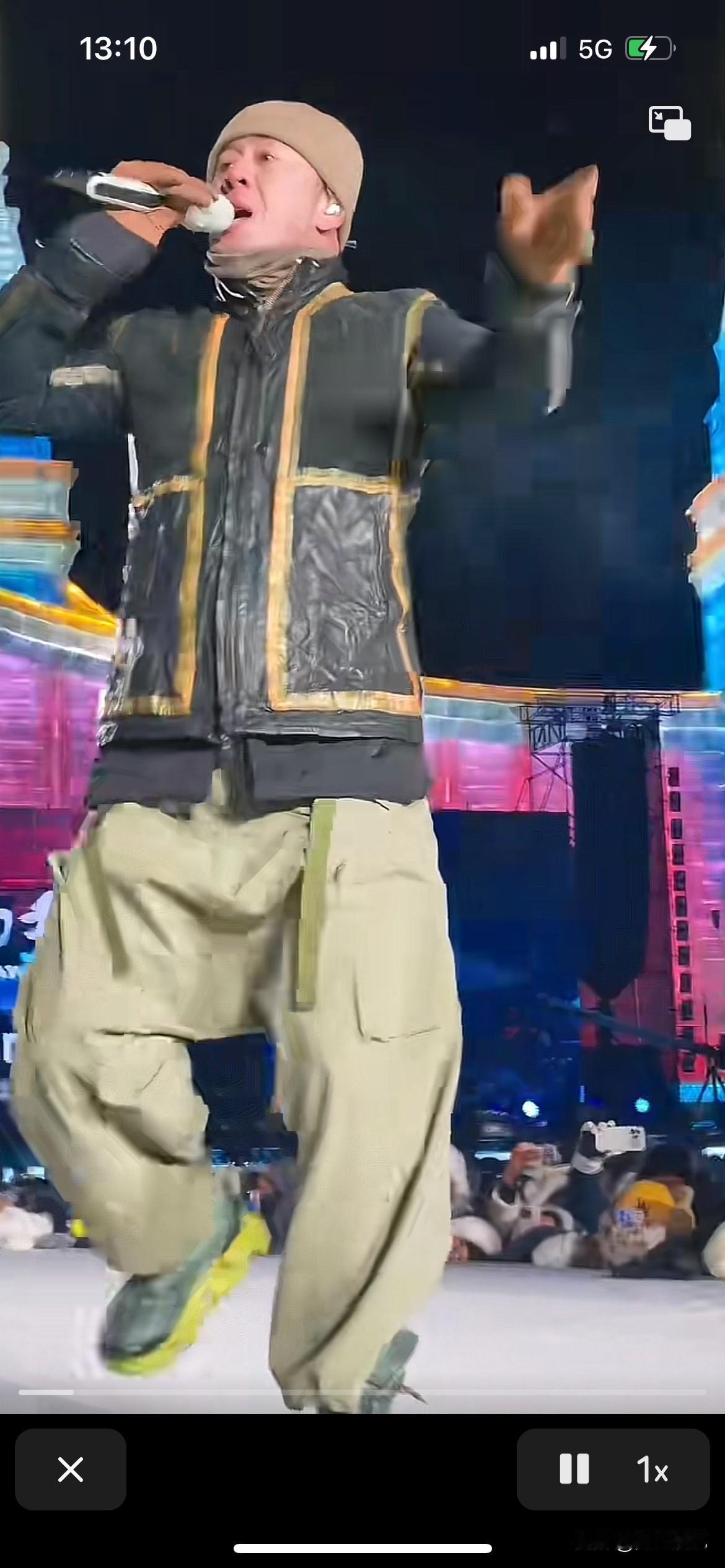 杨坤老师这次失误了，在哈尔滨演唱时被冻得瑟瑟发抖，连歌声都唱不出来，而且穿衣太少