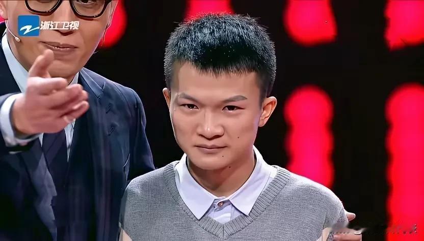 看看周深2014年参加《中国好声音》时的旧照，再对比现在舞台上的他，简直判若两人