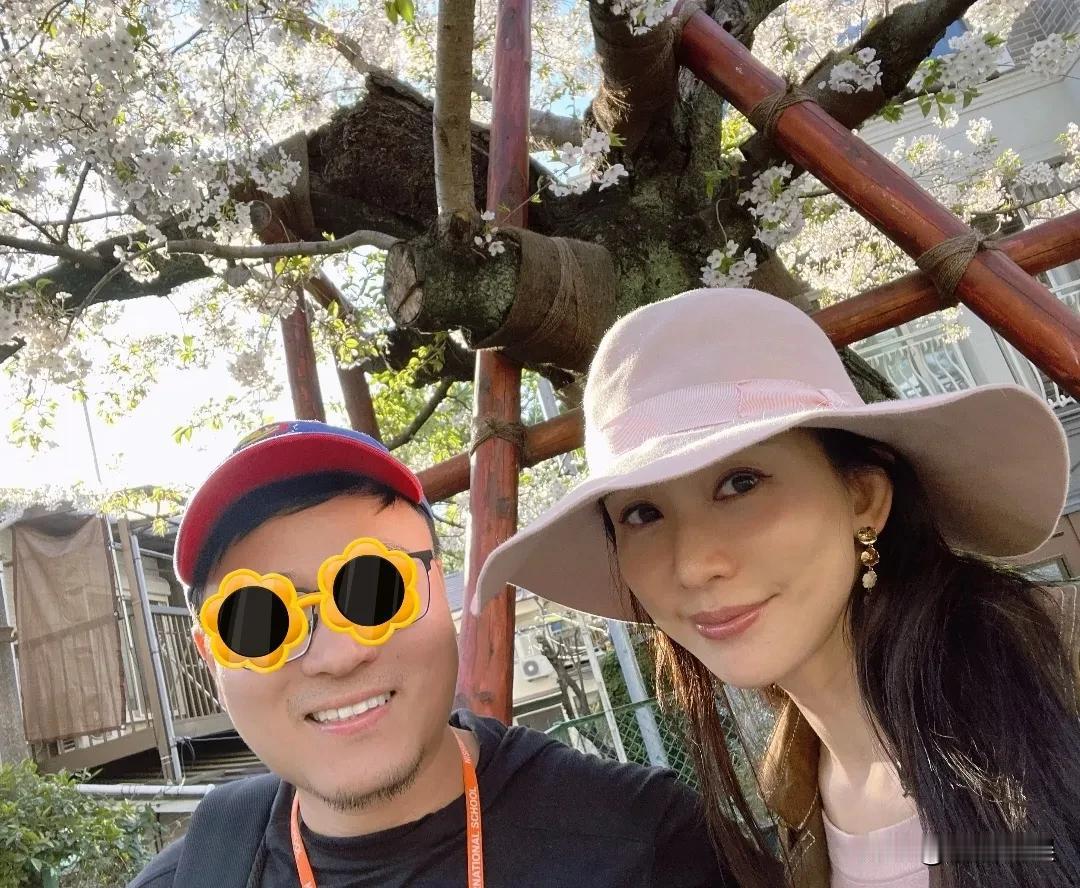 周末，林志玲在日本，被网友偶遇带娃在儿童公园溜娃。她穿着一件棕色的呢大衣3配纱