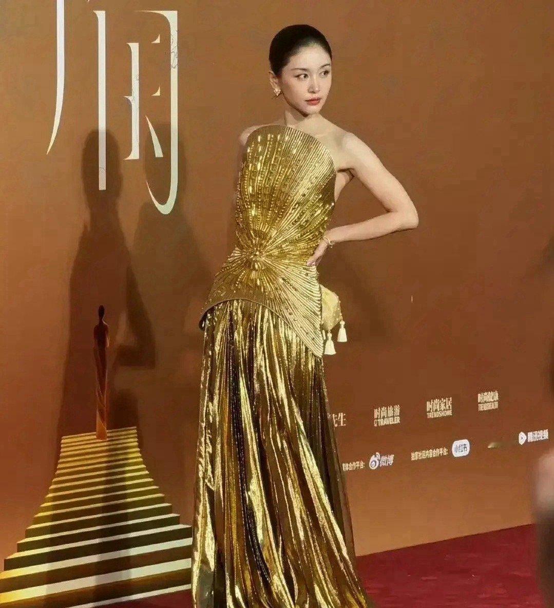 王子文走COSMO红毯竟然摔倒了还好没走光，她和鞠婧祎都不高，走红毯又是穿长裙又