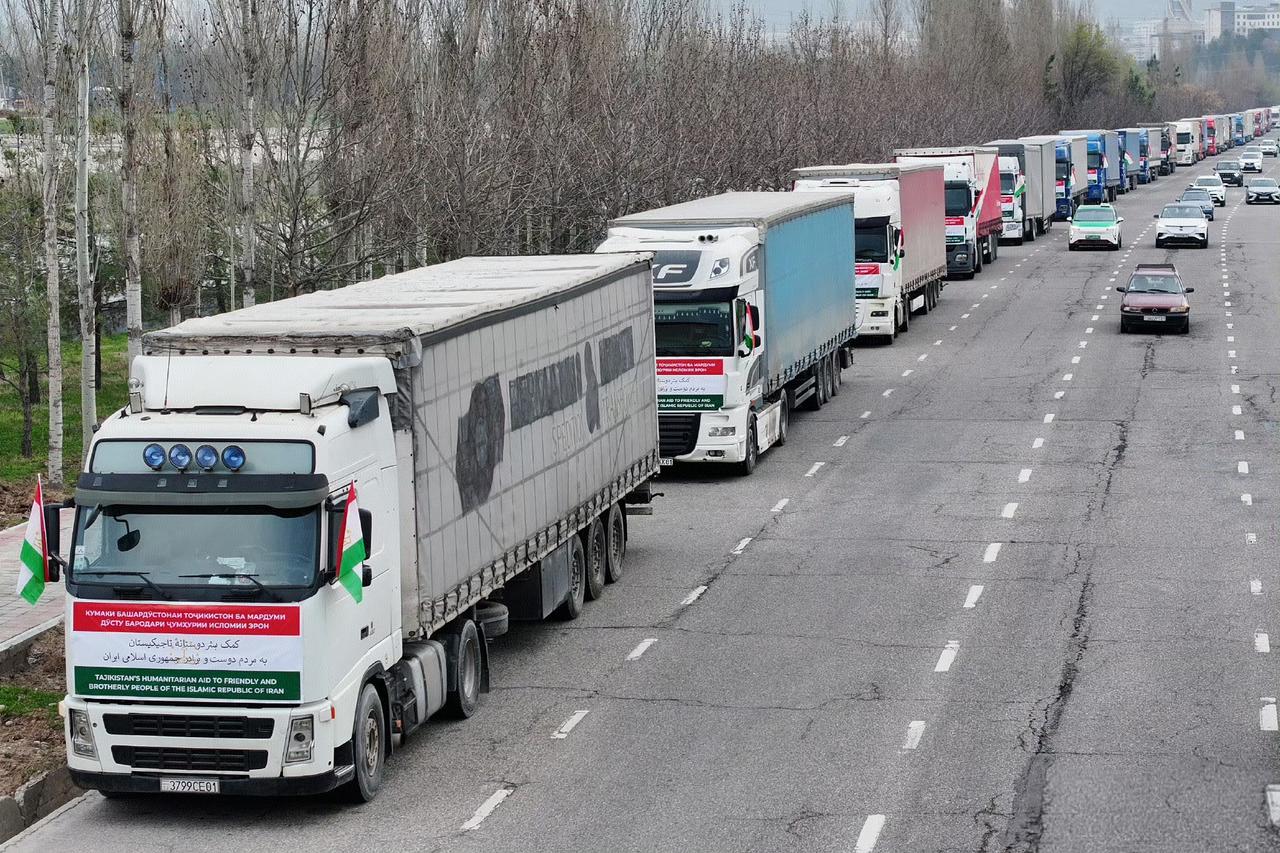 继中国、俄罗斯、阿塞拜疆以后，塔吉克斯坦派出了110辆重型货车，向伊朗提供361