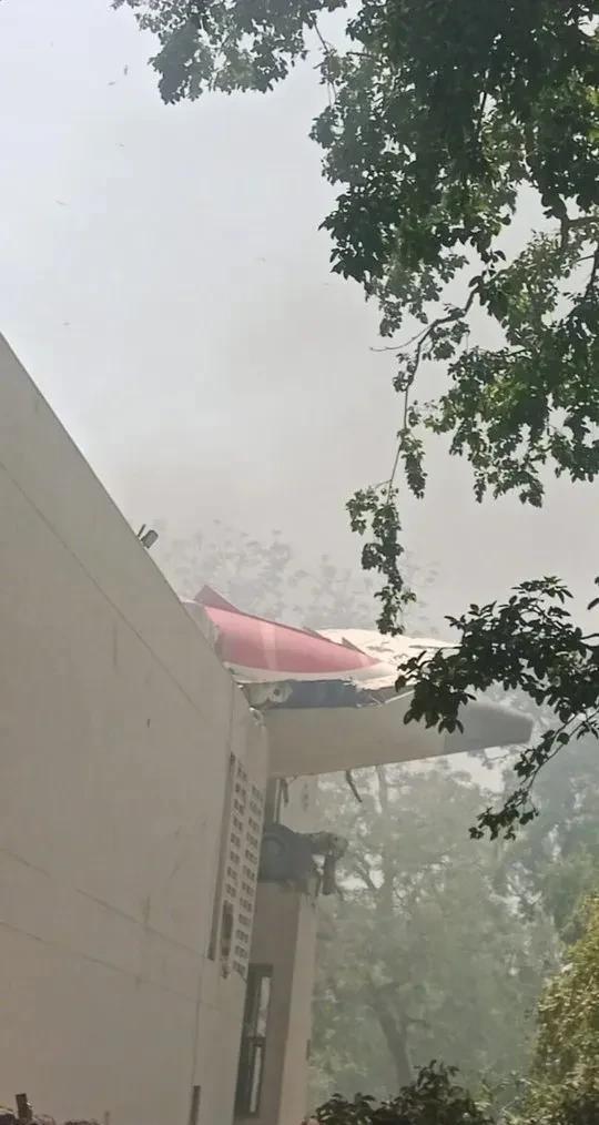 印度这架波音787客机上面有242名乘客，而且属于洲际航班飞的是英国，也就是说该