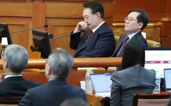 尹锡悦：想当年当检察总长时期，把朴槿惠，李明博想方设法送进大牢，没想到风水轮流转