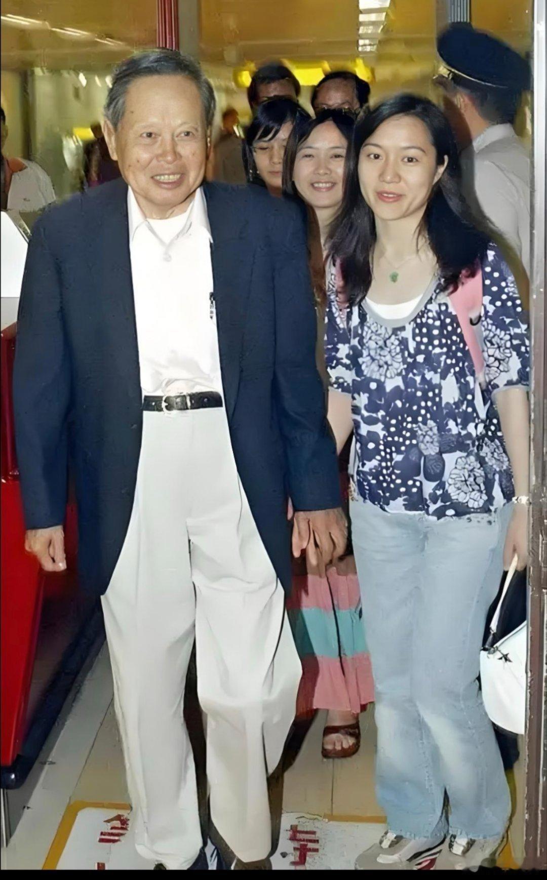 杨振宁翁帆别人的家事不好妄议，人家彼此觉得好就好吧。是否相爱只有人家自己知道。