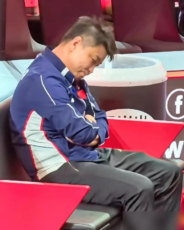 国乒又出事了，林诗栋被同一个法国人连着摩擦了5次，教练王皓在场边爆粗口都没用。