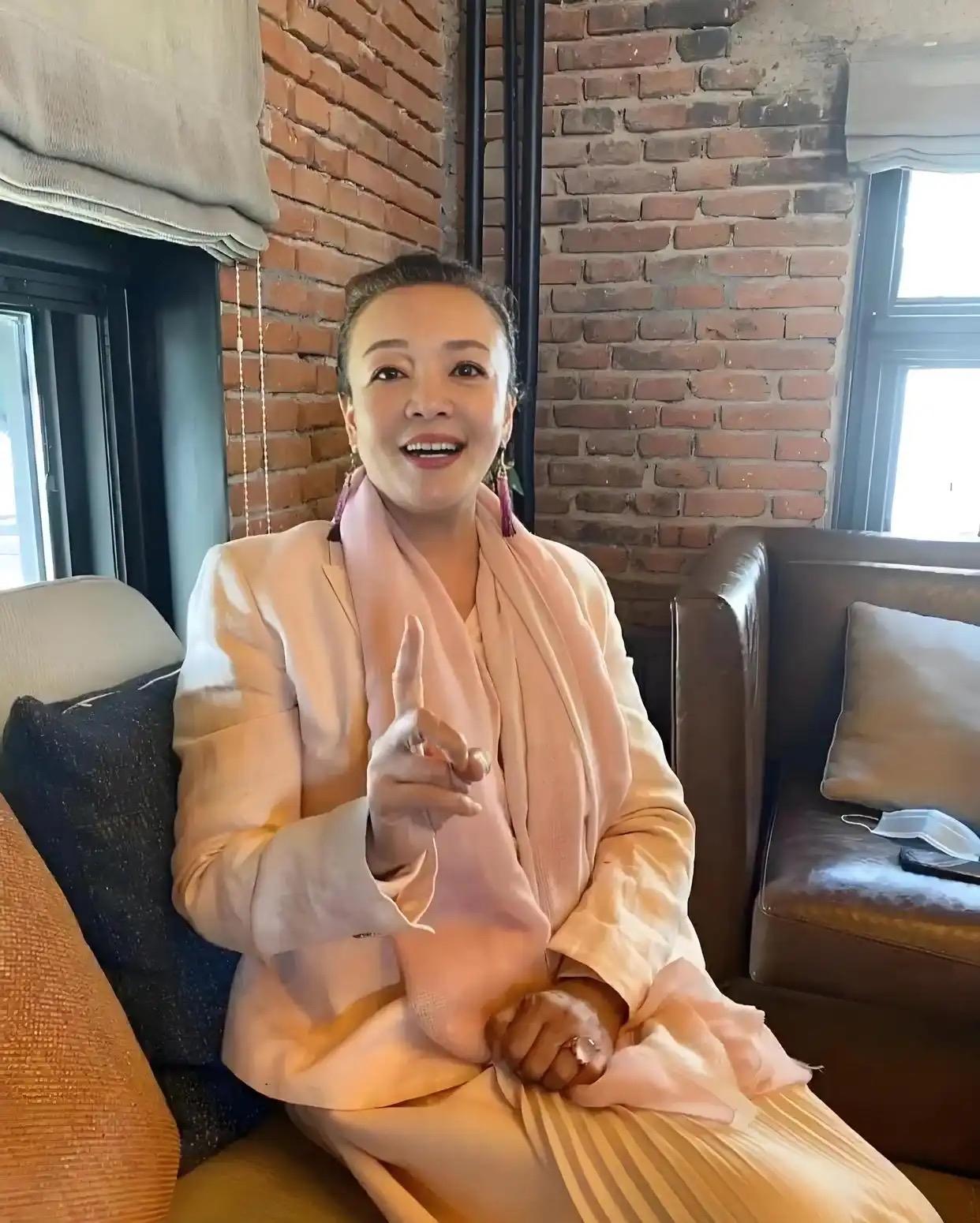 张兰的冷处理让他们急了，马小梅最近在直播间怒怼网友，让大家不要说她和婆婆关系不和