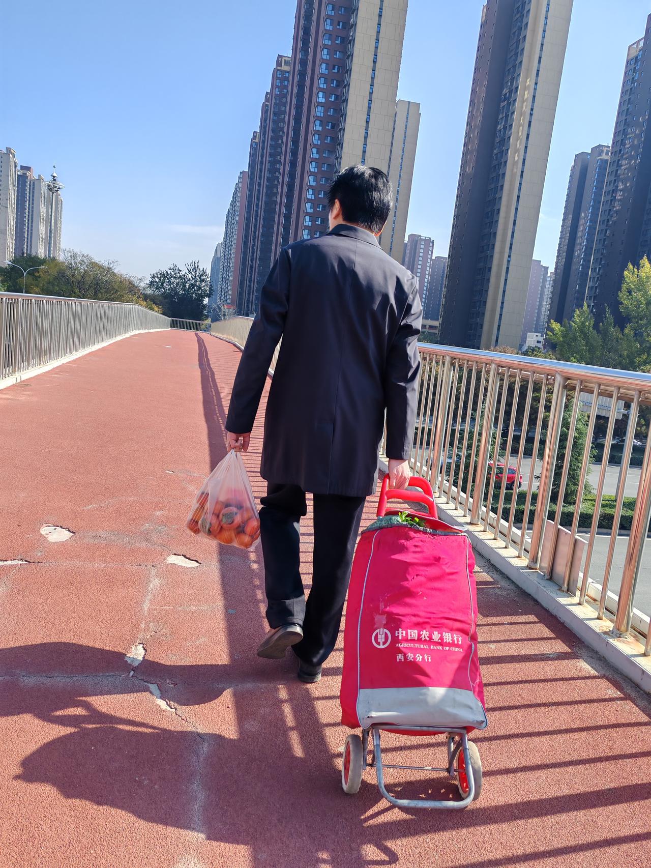 没想到贝壳员工也会失业李哥47岁，是房产中介的老员工，得知他失业，身边人感叹不