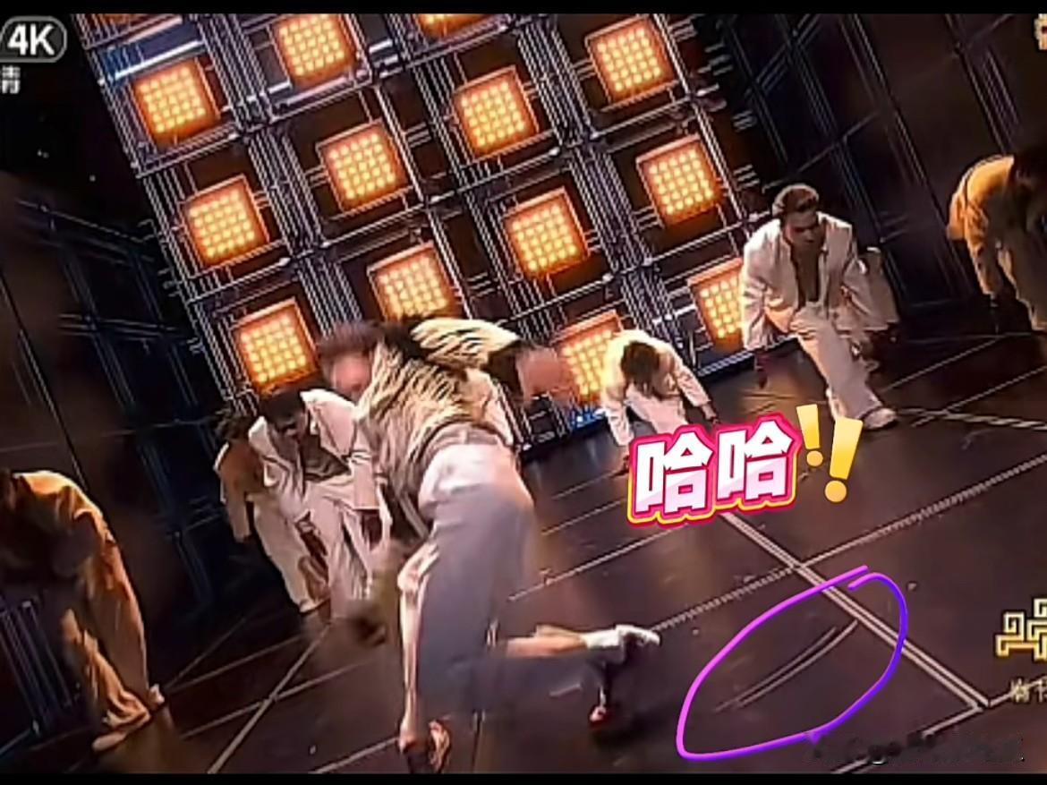 王一博地板刮花了我能接受王一博跳舞跳的干净利落，和科班出身相差无几我也能接受