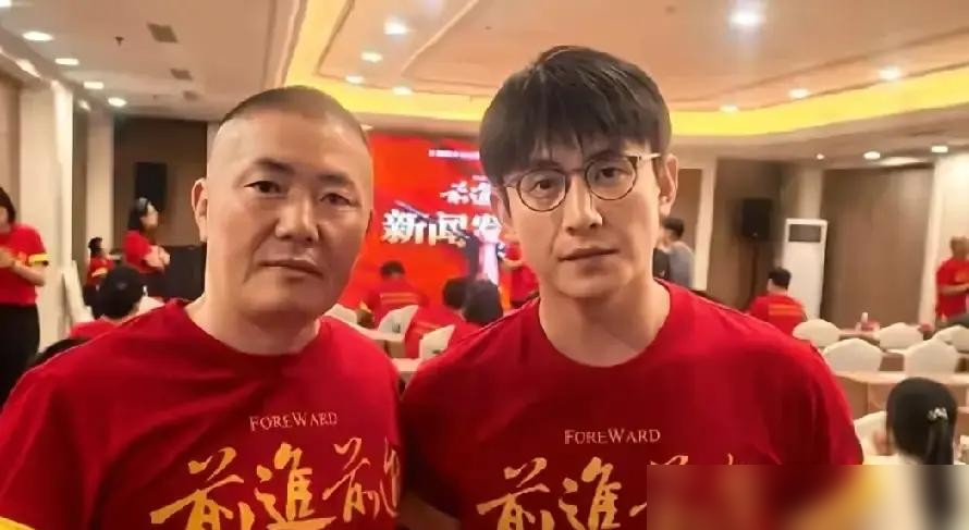 短剧演员，这回真把央视门踹开了。刘萧旭，那个被叫小孩叔的，直接拿下央视献礼剧《前进前进》主演。以前短