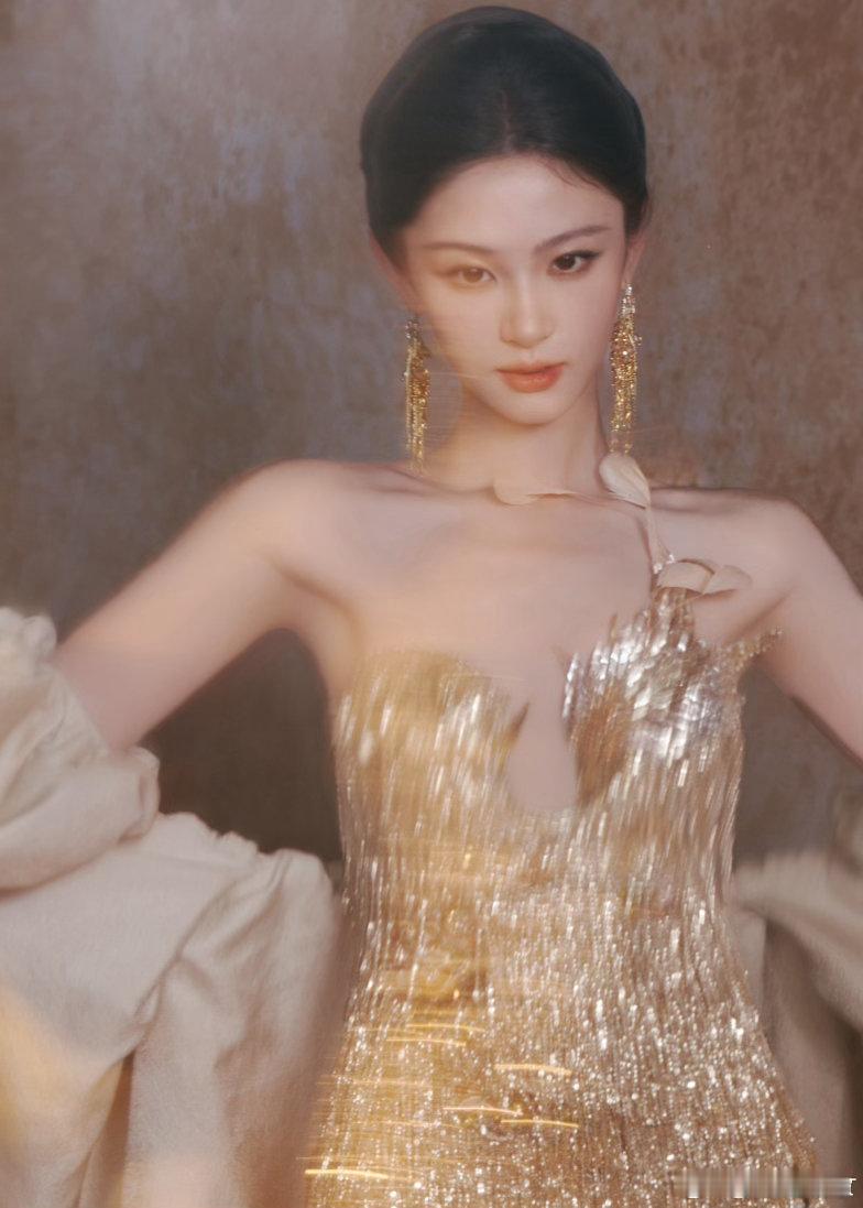 赵晴脸好小近距离欣赏赵晴美貌秀场高清近距离生图曝光，赵晴巴掌小脸实力出圈。五官排
