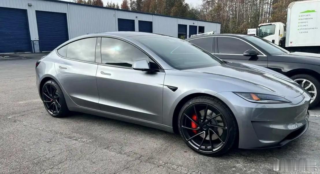 在股东大会通过马斯克1万亿美元薪酬方案后，三位核心车型项目经理同日离职，包括Mo