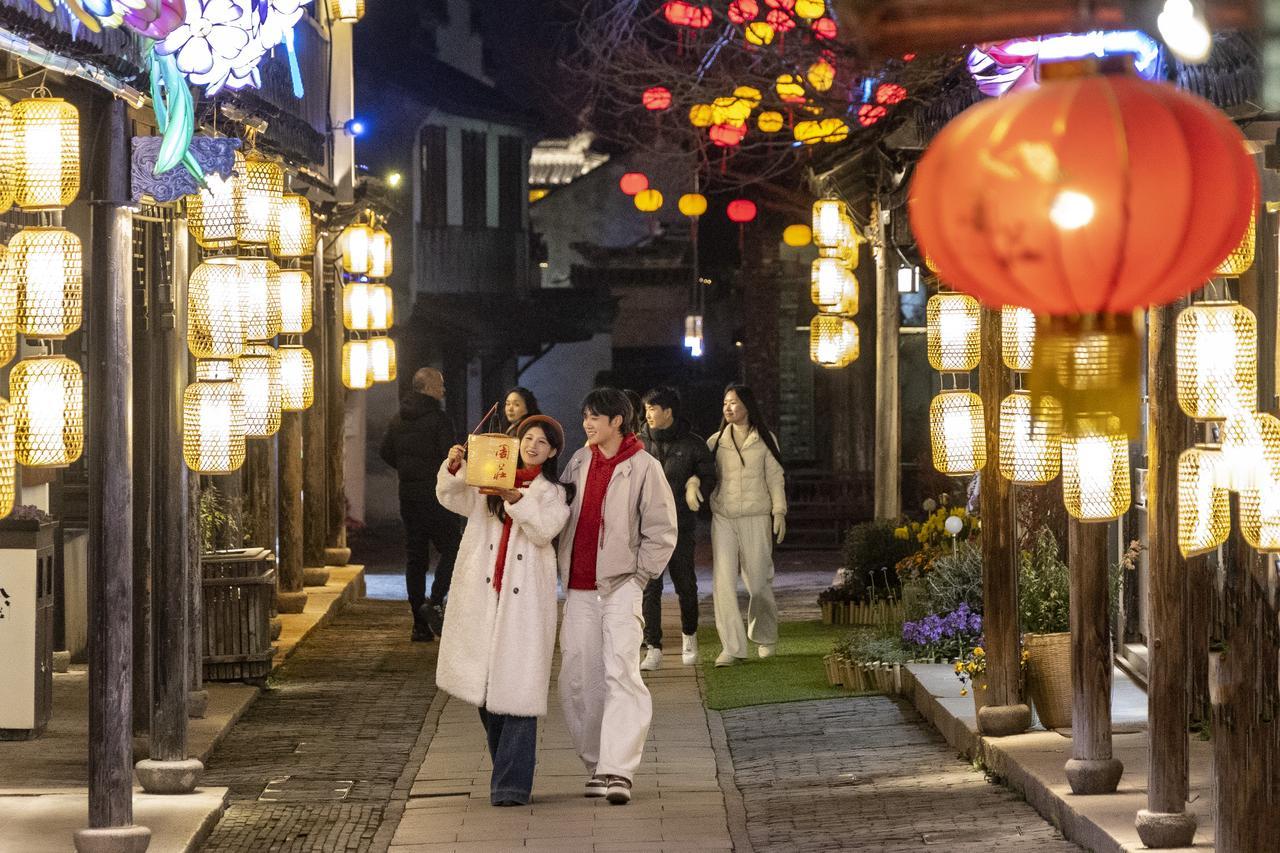 以灯为马，夜游周庄！乘摇橹船穿行灯海，看马灯映水、桨声传情，在江南水乡赴一场马年