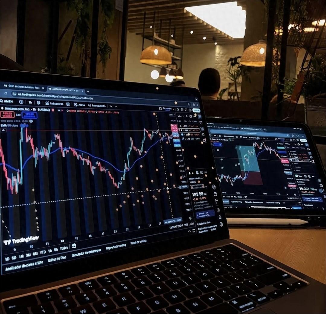 我那位在头部券商风控部的老同学，昨晚压低声音说：“这次真不一样了。我们内部刚开完