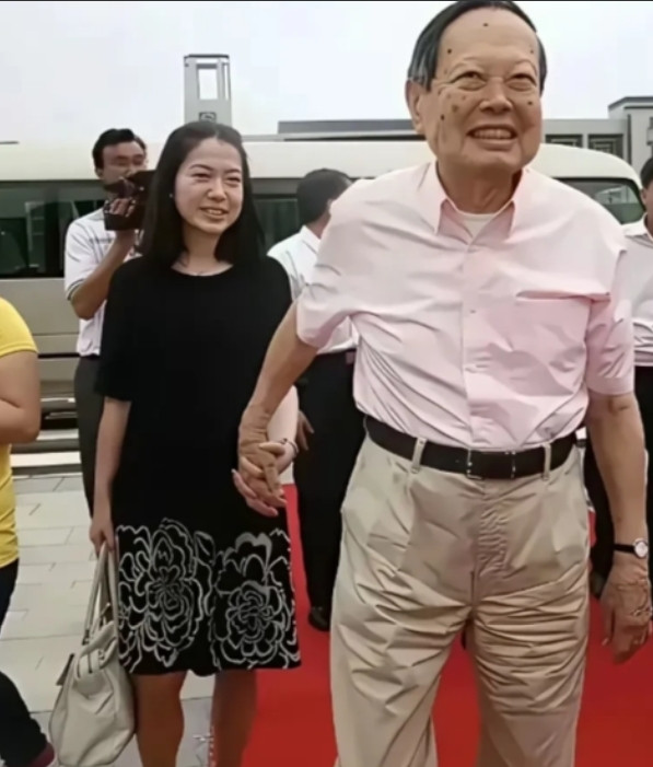 瞧瞧翁帆这模样，真有几分“奶奶”的韵味真不知她父母心里作何感想当初她与杨老结