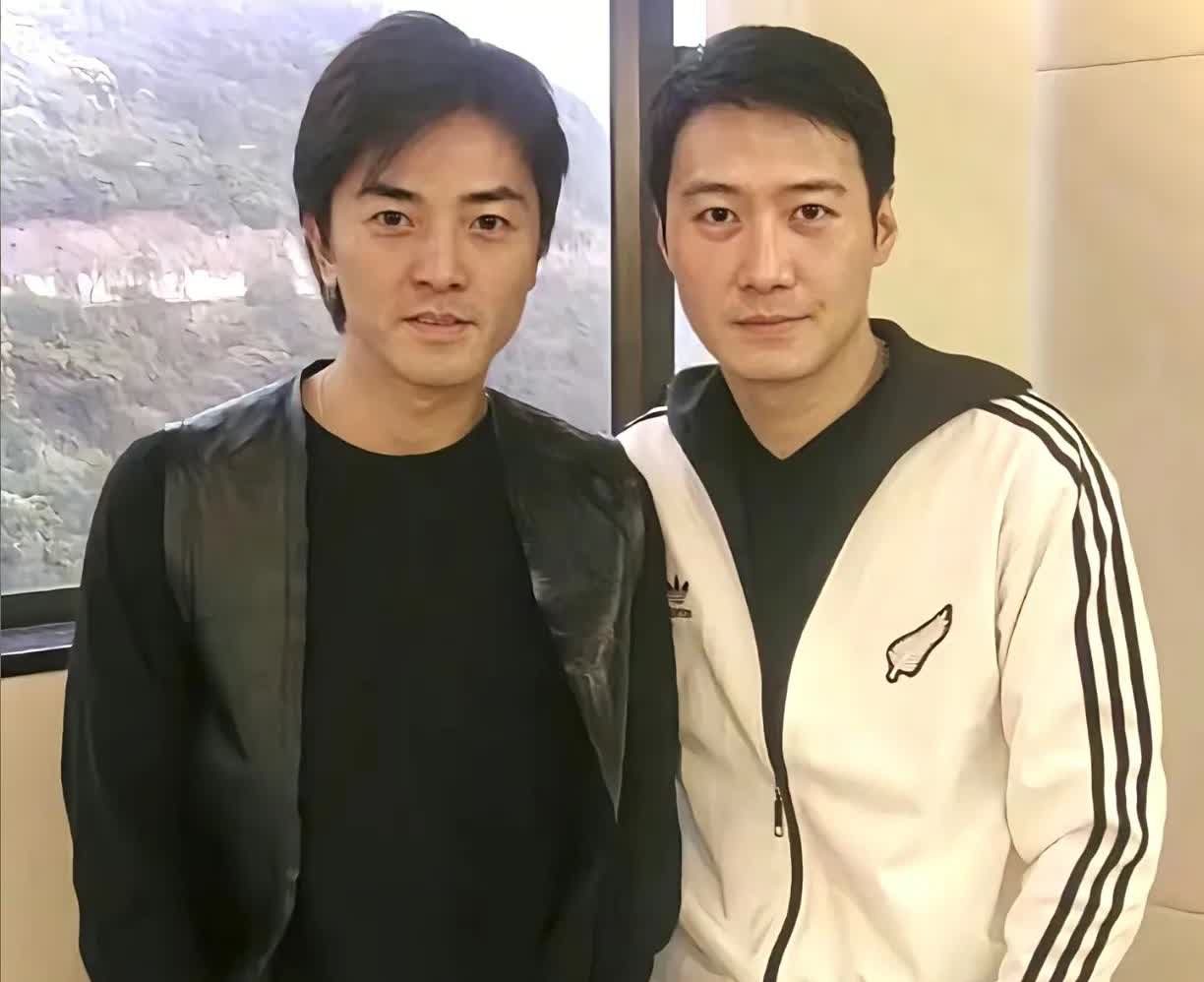 郑伊健和黎明谁更帅？这张是年轻时的郑伊健和黎明，两个都很帅，但是如果说谁更帅一点